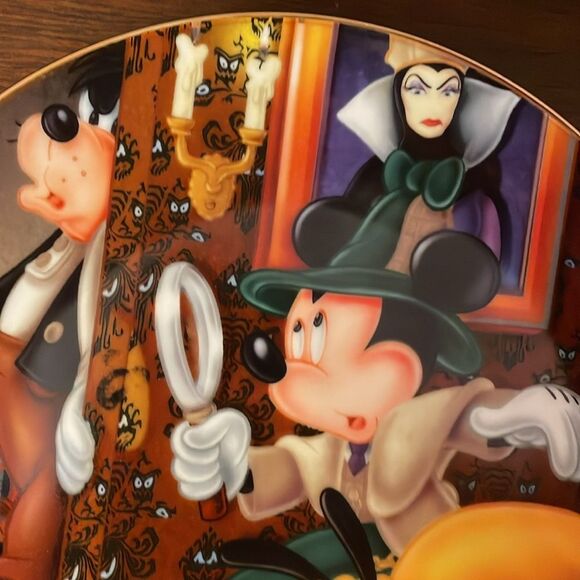 Disney Mickey Seeks a Clue Collectors Plate Official Disneyana Mystery 2002 NiB - Picture 2 of 8